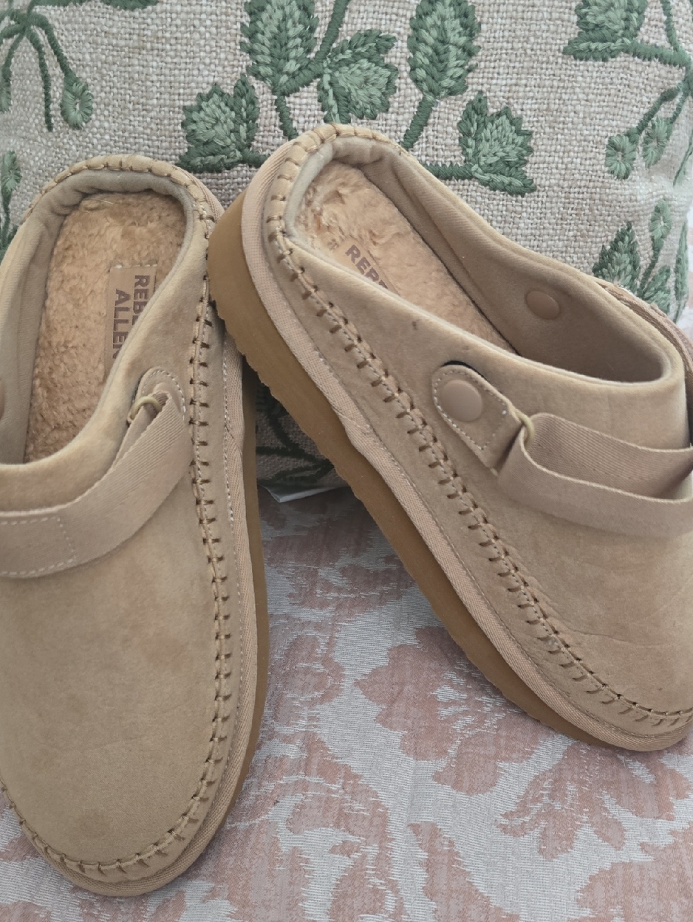 Relaxed Faux-Shearling Lined Women’s Slip-On Mule in Tan